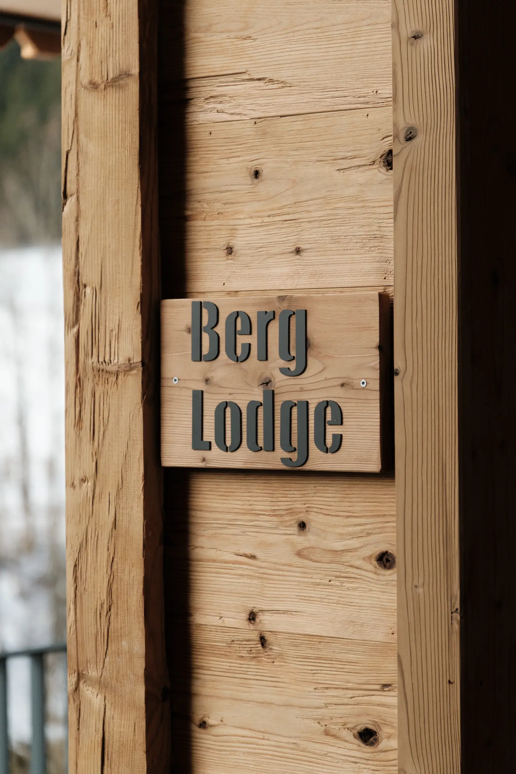 Berg Lodge Schild an Holzwand. Rustikaler Hüttencharme.