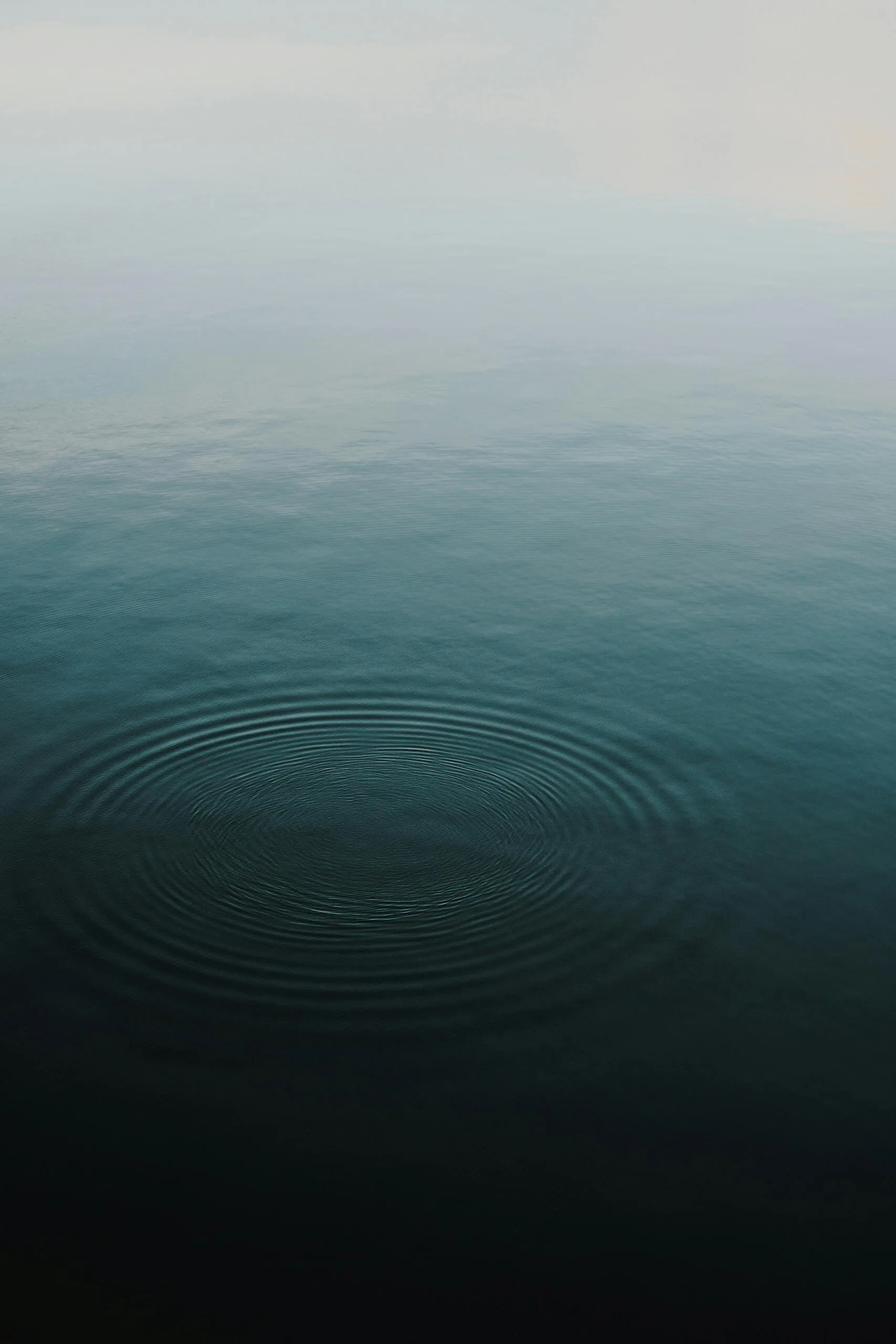 Kristallklares Wasser eines Bergsees in Flachauwinkl &ndash; perfekter Ort zum Entspannen in den Alpen
