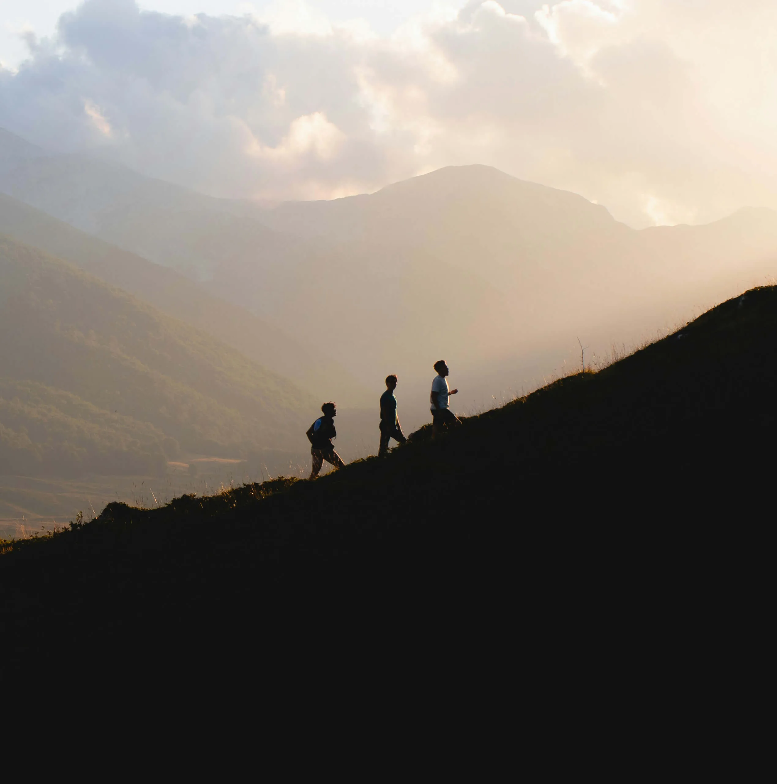 Drei Wanderer erleben den Sonnenuntergang am Berg &ndash; unvergesslicher Wanderurlaub in Flachauwinkl, &Ouml;sterreich